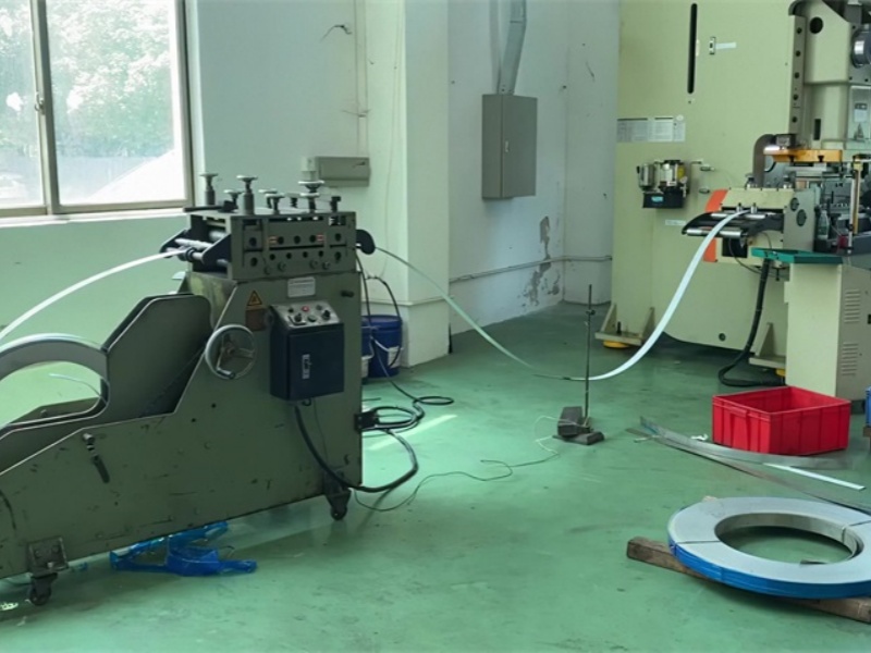 CL 2 en 1 trabajando con un alimentador servo programable en una línea de prensa