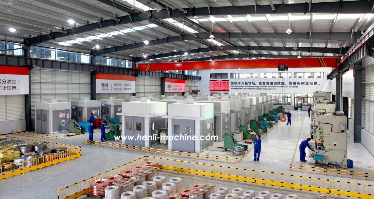 Taller de estampado insonorizado con varias líneas compactas que incorporan equipos CL