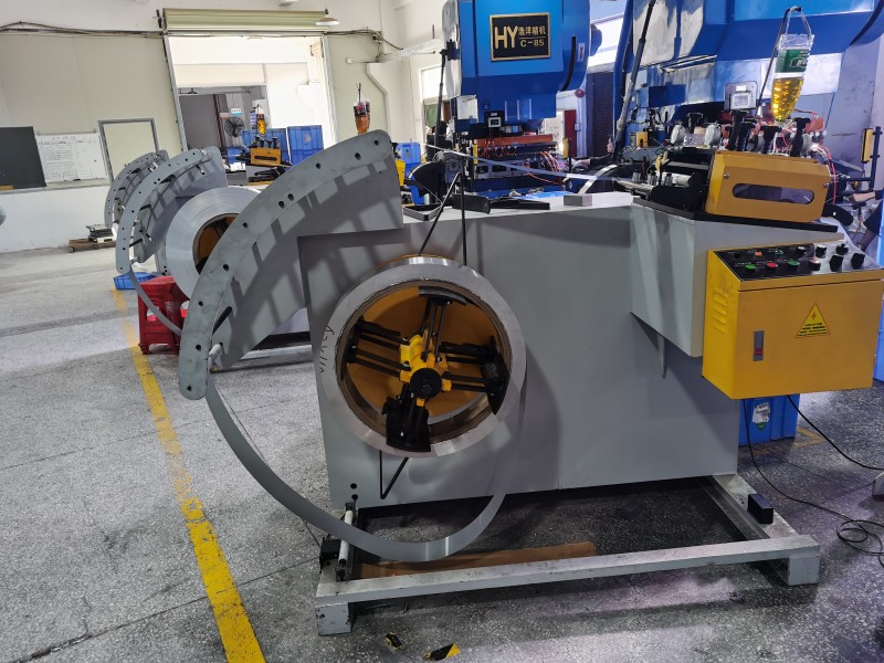 PUL instalada con tira visible y prensa en el área de producción