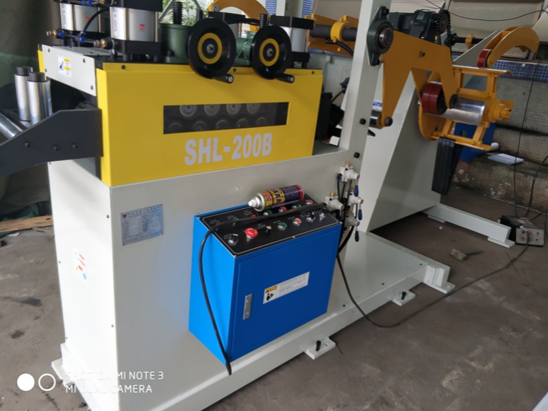 Lado de operación de una SHL-200B con cabezal de enderezado y gabinete de control
