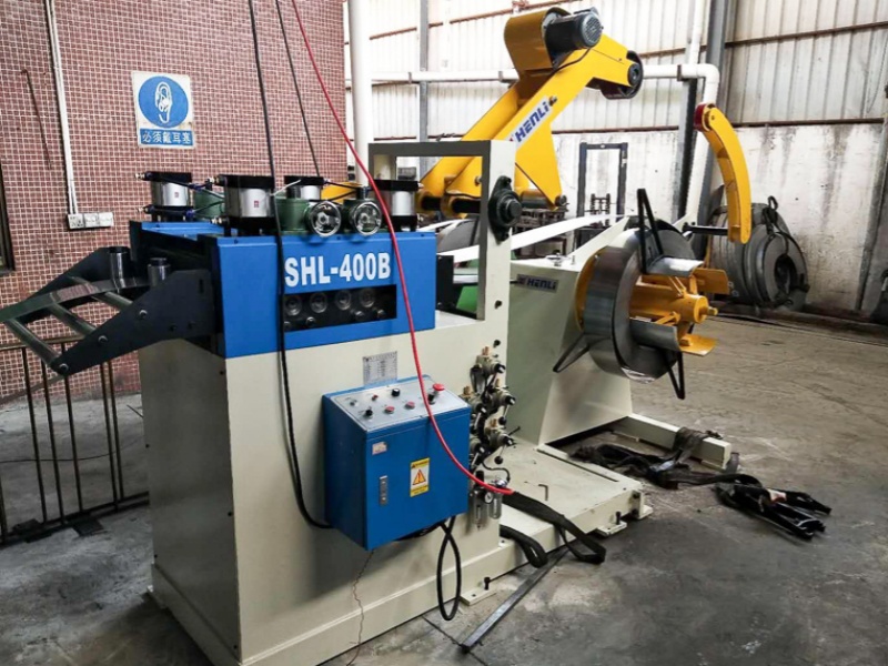 SHL-400B cargada con bobina en un taller de estampado