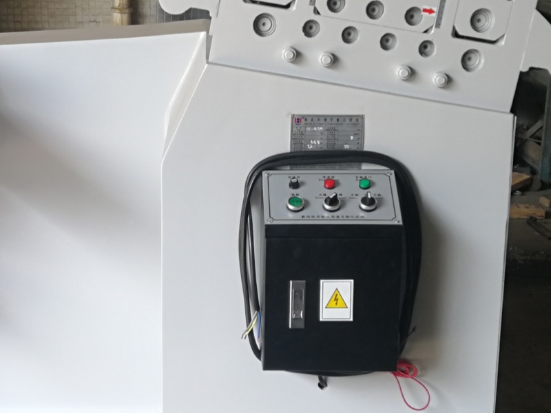 Gabinete eléctrico instalado en el lado de operación de una UL 2 en 1