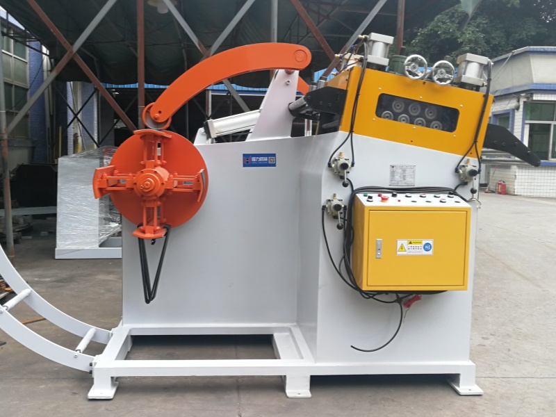 Vista completa de la máquina UL-C 2 en 1 con brazo presor, mandril y guía de salida