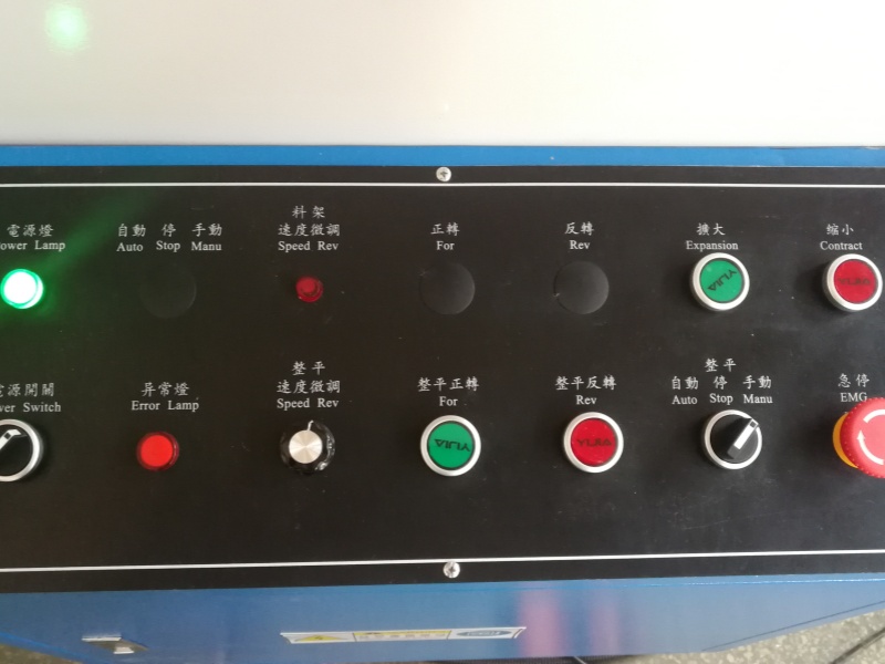 Panel de mando UL-C para modos manual y automático, sentidos de giro, expansión del mandril y paro de emergencia