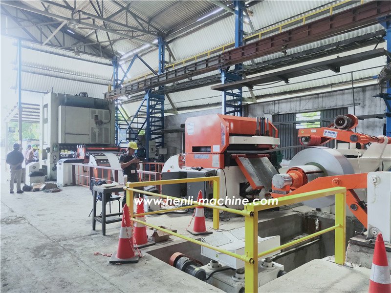 Desbobinador hidráulico alimentando una línea de corte y blanking de discos