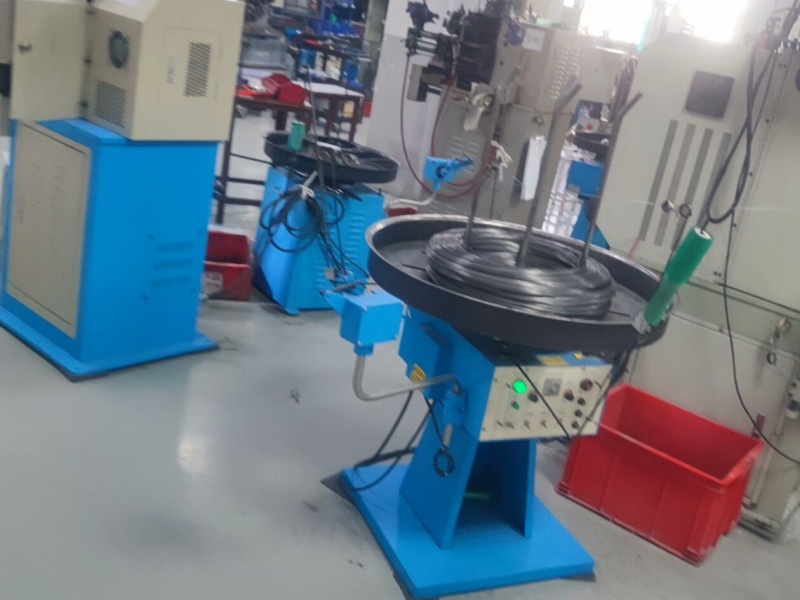 Desbobinador horizontal WT con rollo de alambre conectado a una máquina de conformado