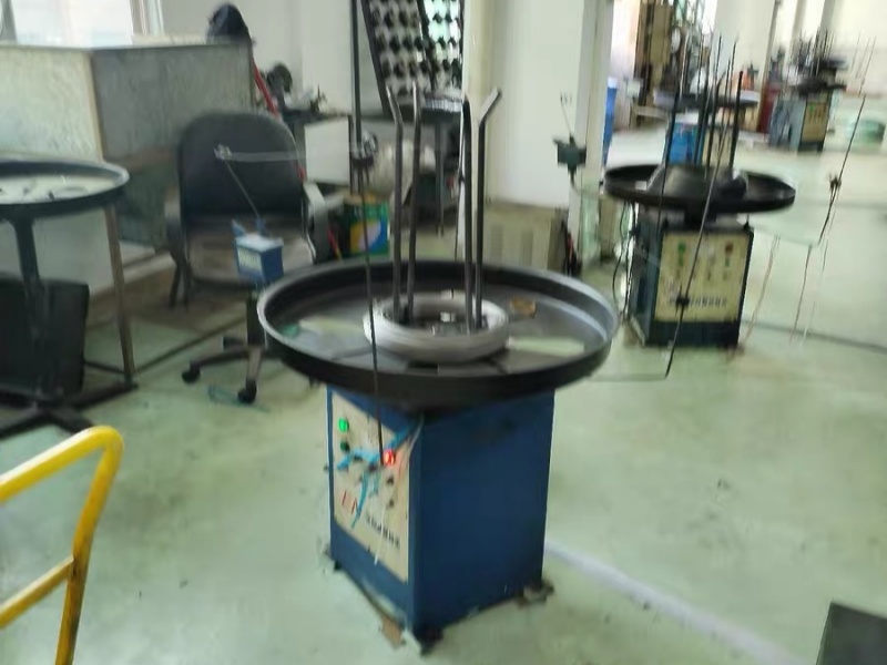 Desbobinador WT azul durante una prueba de funcionamiento en planta