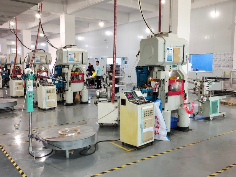 Desbobinador horizontal alimentando una celda de producción con varias prensas
