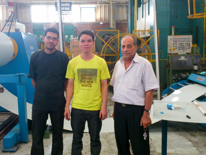 Cliente y técnico junto a una línea ancha HENLI instalada