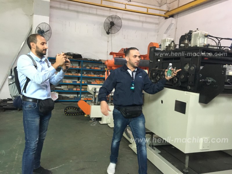 Cliente inspeccionando el cabezal de una enderezadora industrial HENLI