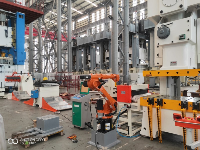 Instalación automotriz alemana con BTL, alimentador servo, robot y prensa