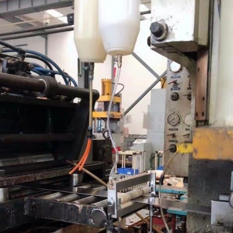 Depósito de gravedad y lubricador CT montados en una línea de estampado