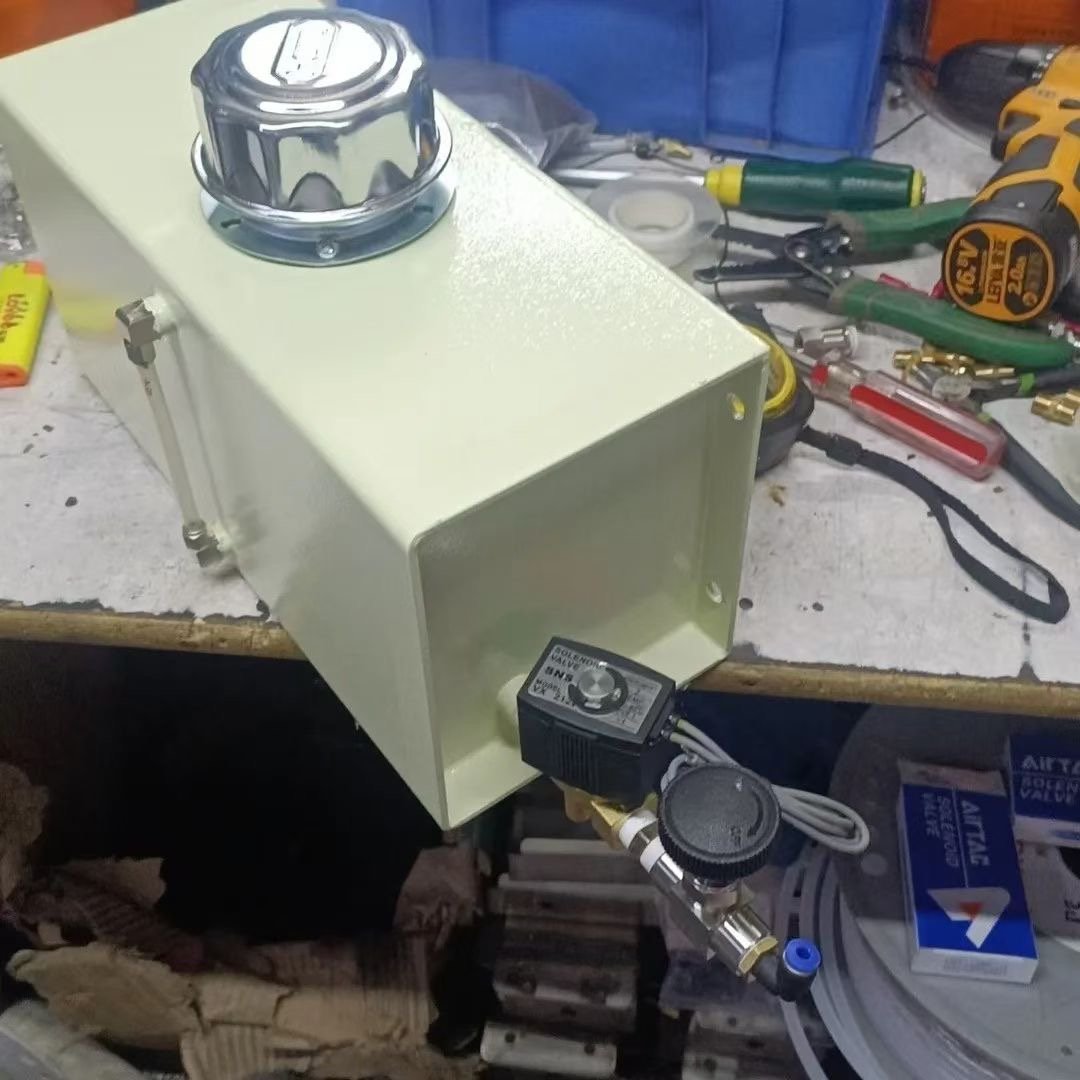 Tanque de lubricación con opciones de voltaje