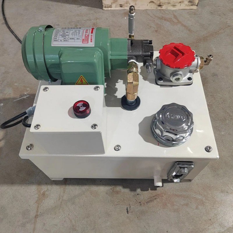Bomba eléctrica de aceite sobre tanque de lubricación