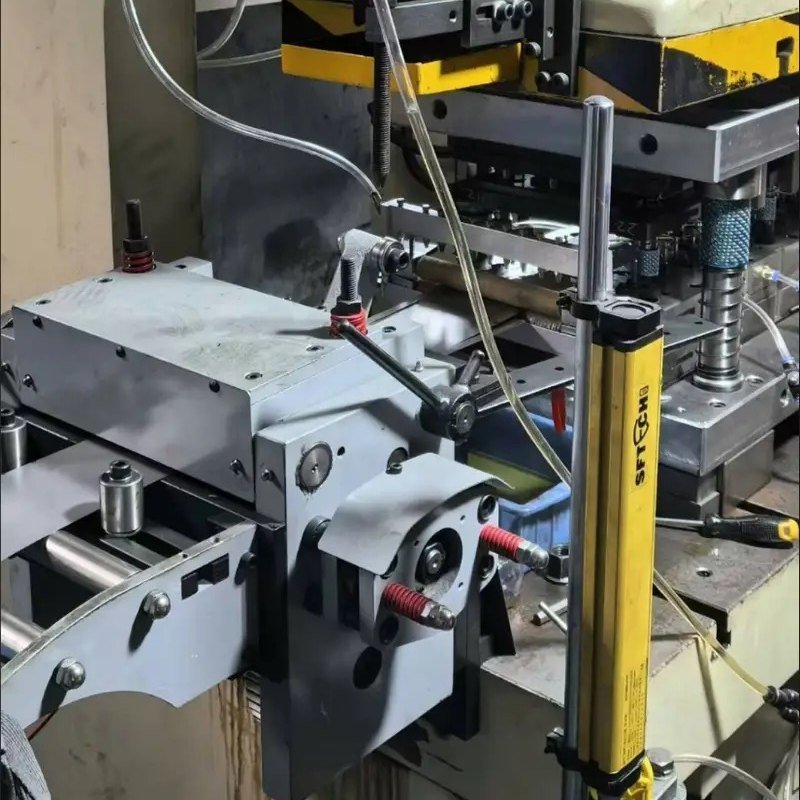Lubricador CT instalado entre alimentador y prensa