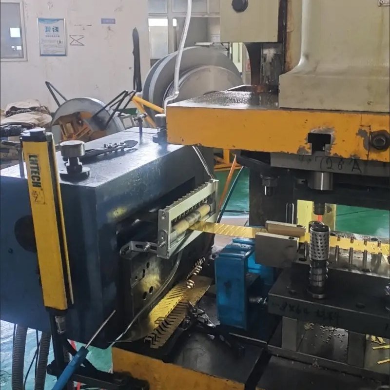 Lubricador CT aplicando aceite a la tira en una prensa