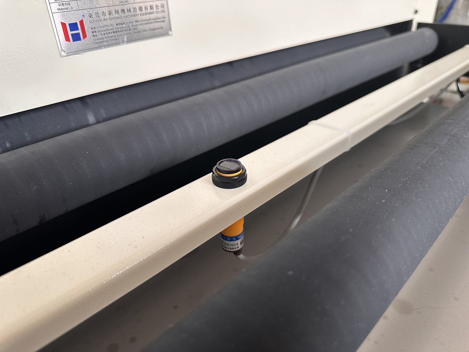 Sensor fotoeléctrico de entrada de lámina en la estación de lubricación