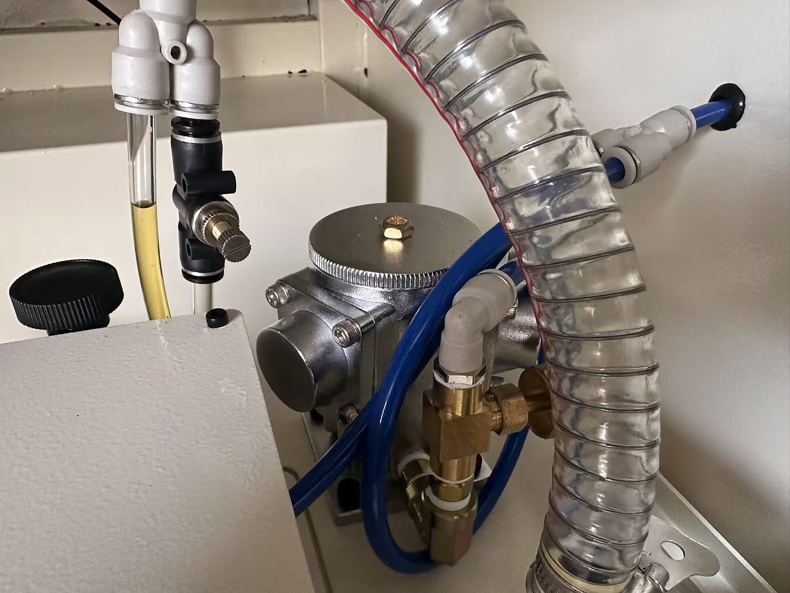Válvula y tuberías para regular el flujo de aceite del lubricador