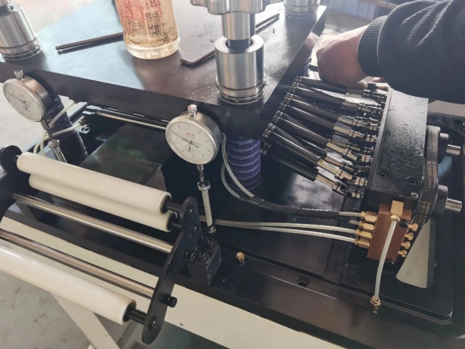 Circuito de lubricación automática en el banco de una niveladora 6-Hi