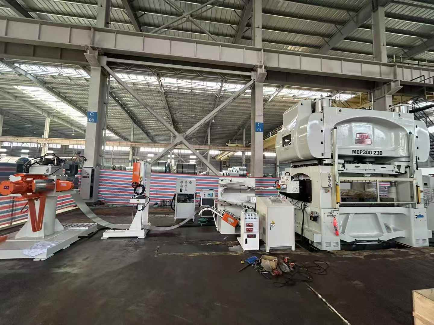 Niveladora tipo S instalada entre el desbobinador y la prensa rápida