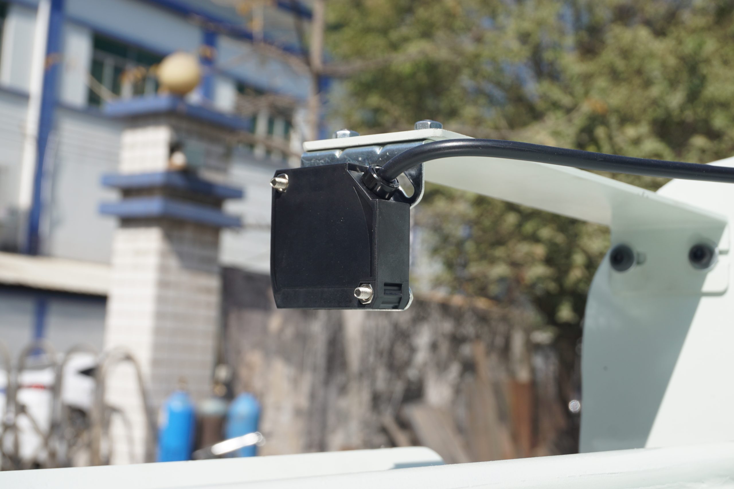 Sensor fotoeléctrico que detecta la posición de la tira en el lazo