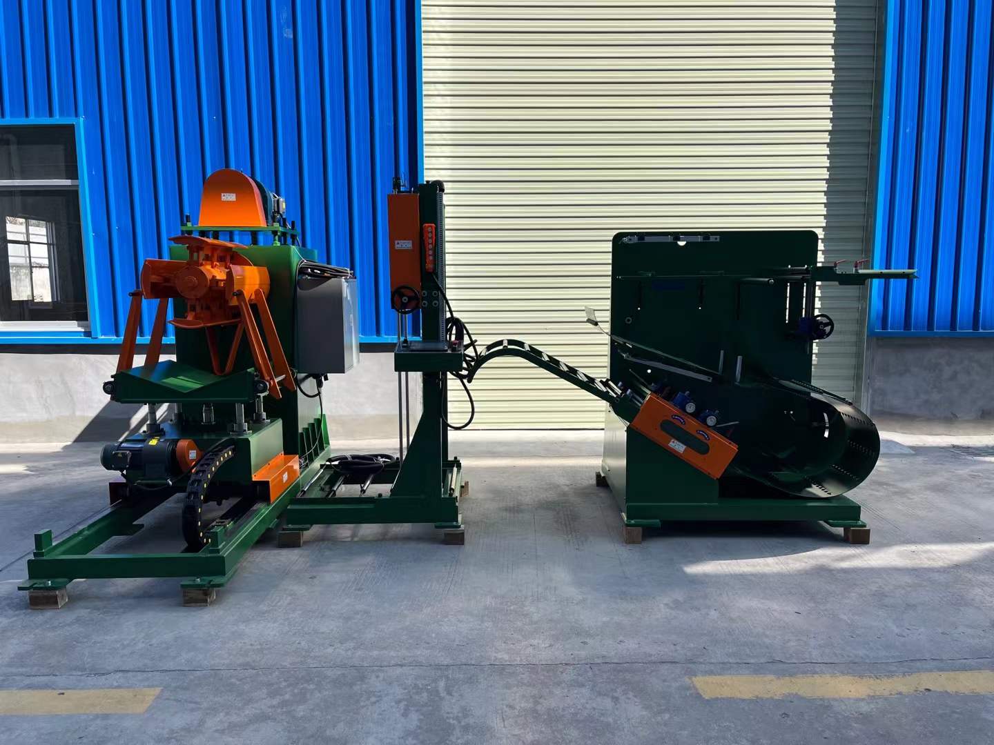 Conjunto verde de desbobinador, niveladora tipo S y alimentador