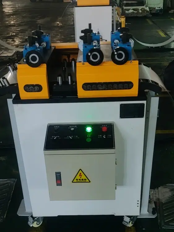 Niveladora de doble etapa procesando tira metálica en taller