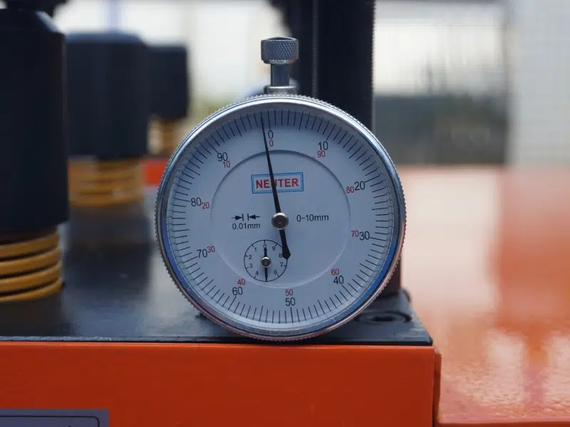 Primer plano de un reloj comparador de la niveladora DSL