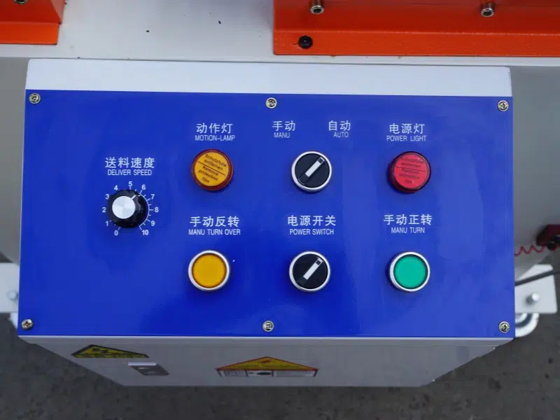Panel de mando de una niveladora DSL con control de velocidad y modos manual y automático