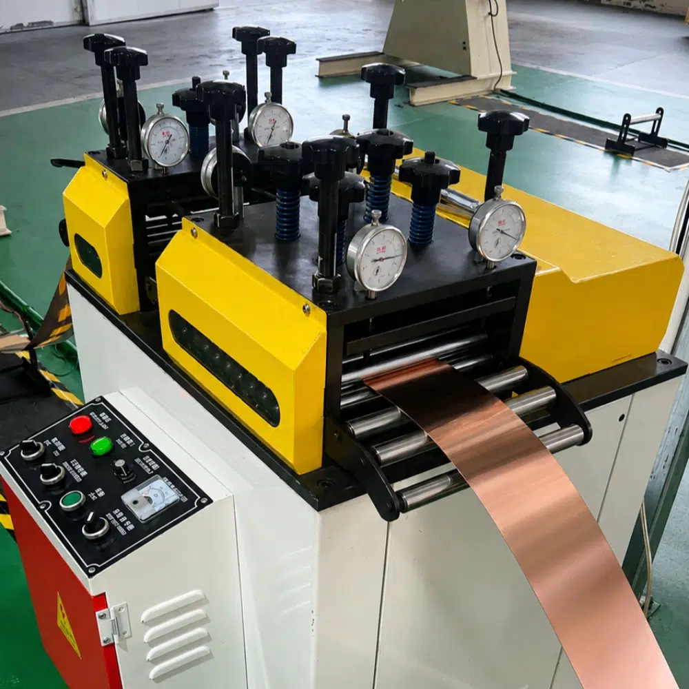 Niveladora DSL trabajando con tira de cobre en una línea compacta de electrónica