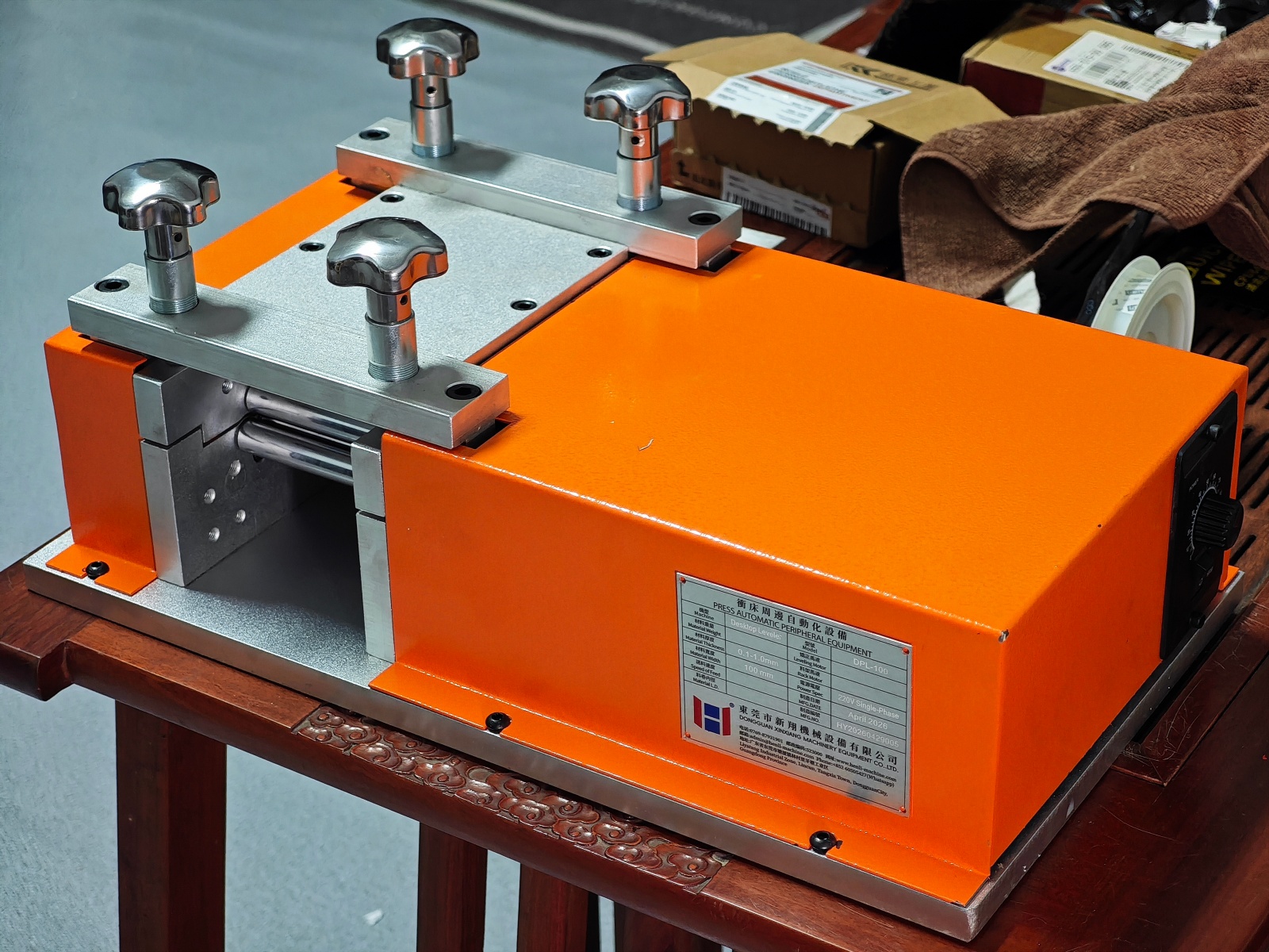Niveladora compacta DPL instalada sobre un banco de trabajo