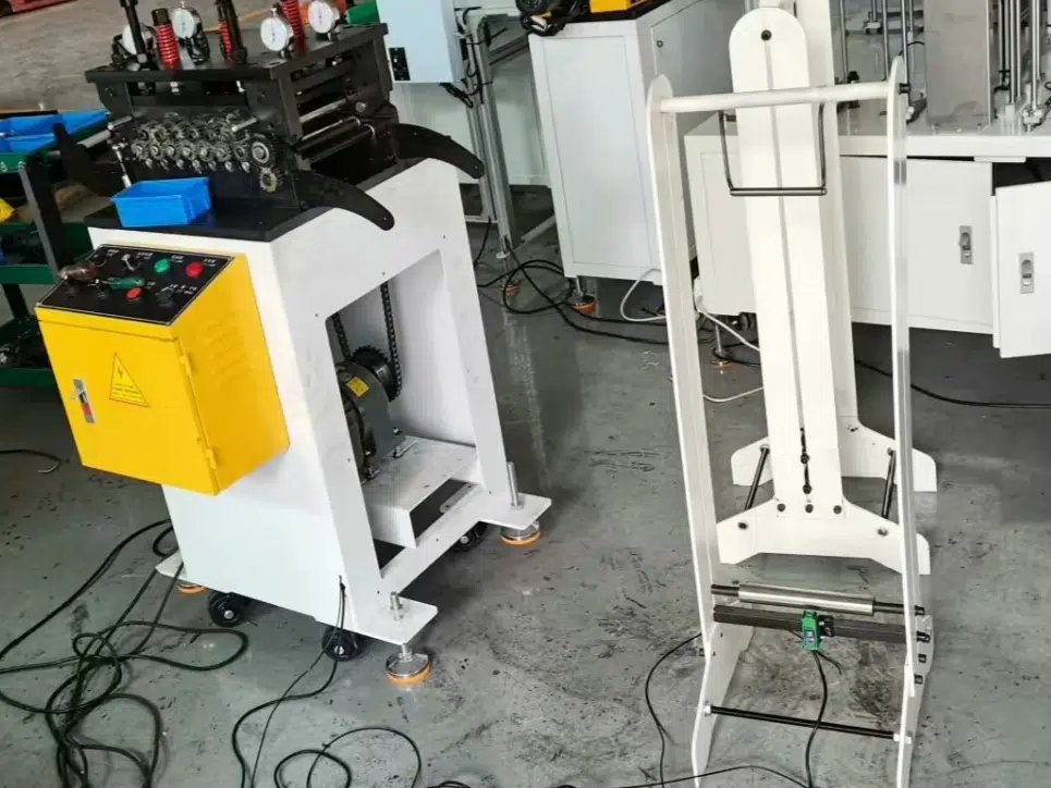 Niveladora junto a bastidor con sensor para control de lazo y línea