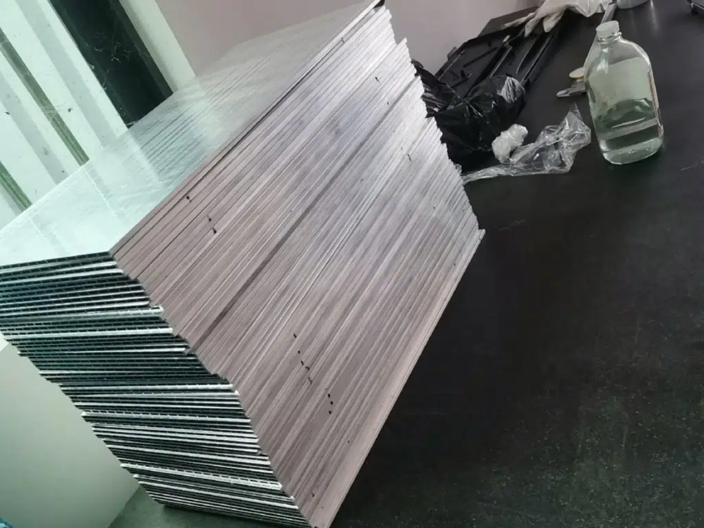 Pila de piezas planas de lámina como referencia de geometría final