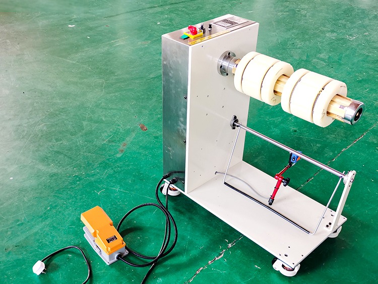 Rebobinador PFR en taller con pedal amarillo para arranque y paro