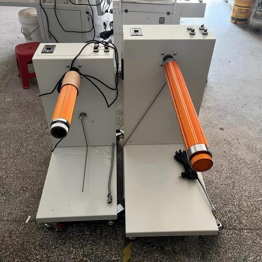 Dos configuraciones de rebobinador de película protectora con ejes de distinto ancho en el taller