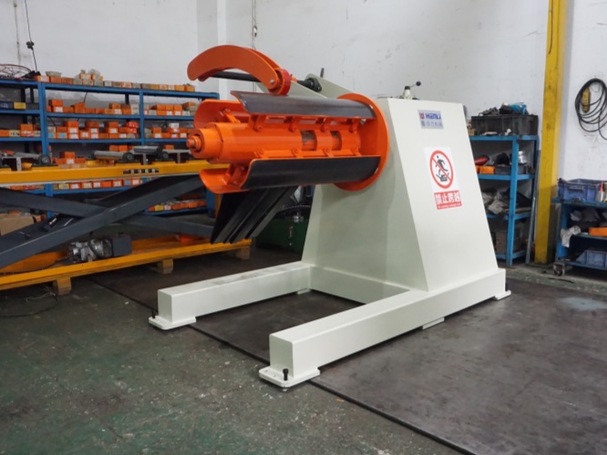 Rebobinador motorizado recogiendo tira continua en una línea de estampado