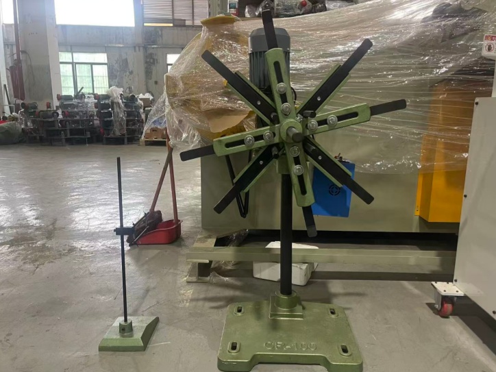 Rebobinador vertical compacto CR para tira ligera