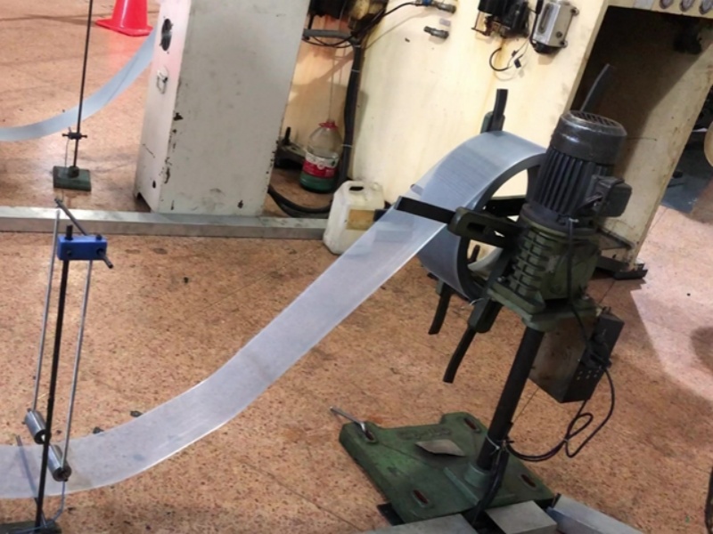 Rebobinador vertical con barras de apoyo para tira estrecha