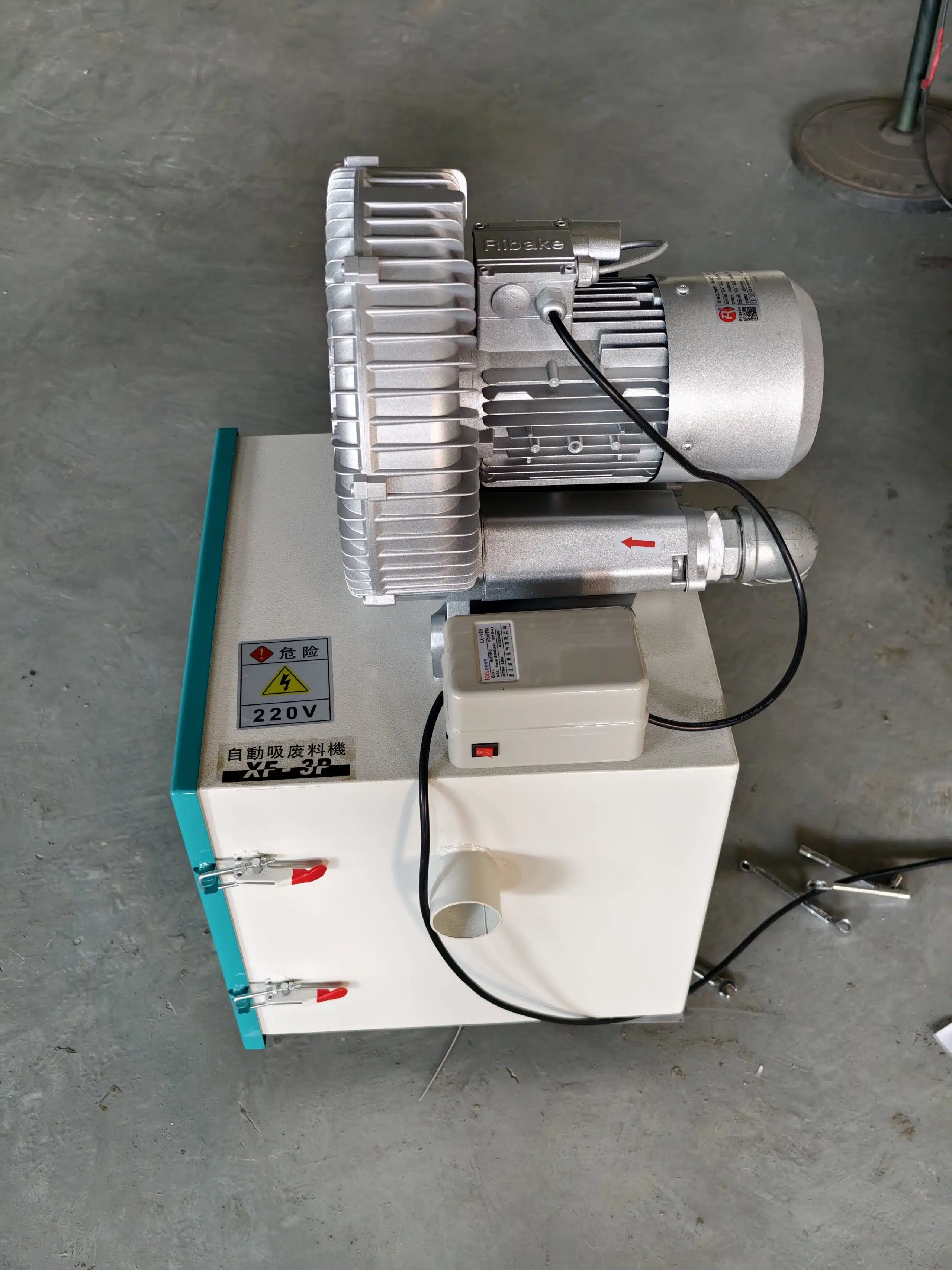 Unidad XF-3P estándar identificada a 220 V y sin silenciador