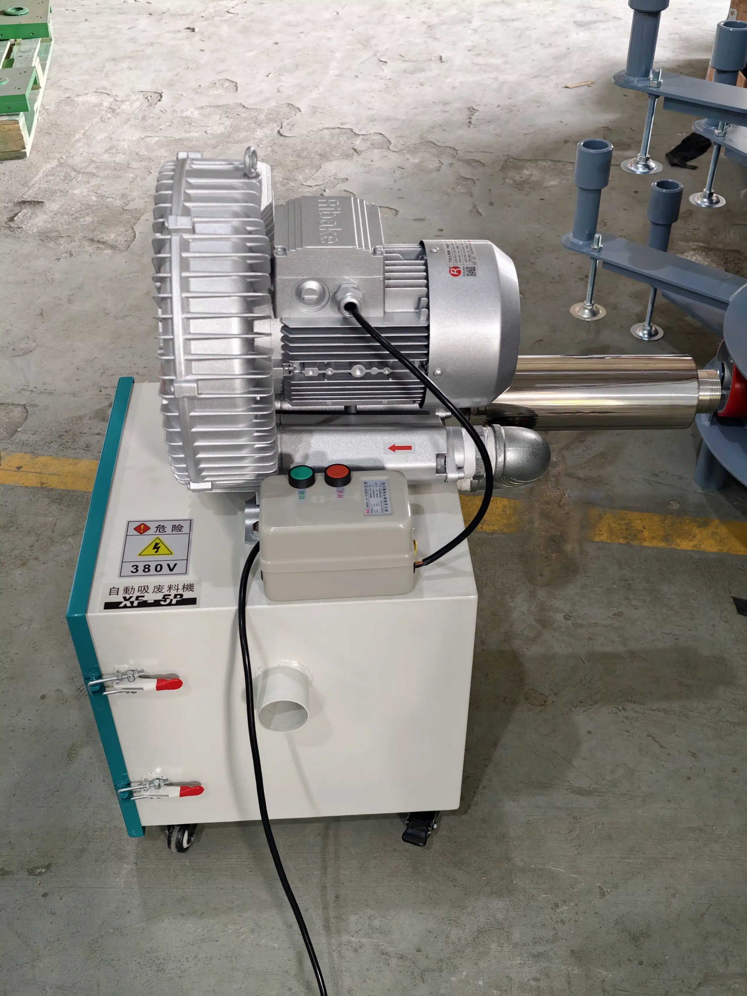 Unidad XF-5P de 380 V equipada con silenciador cilíndrico pulido