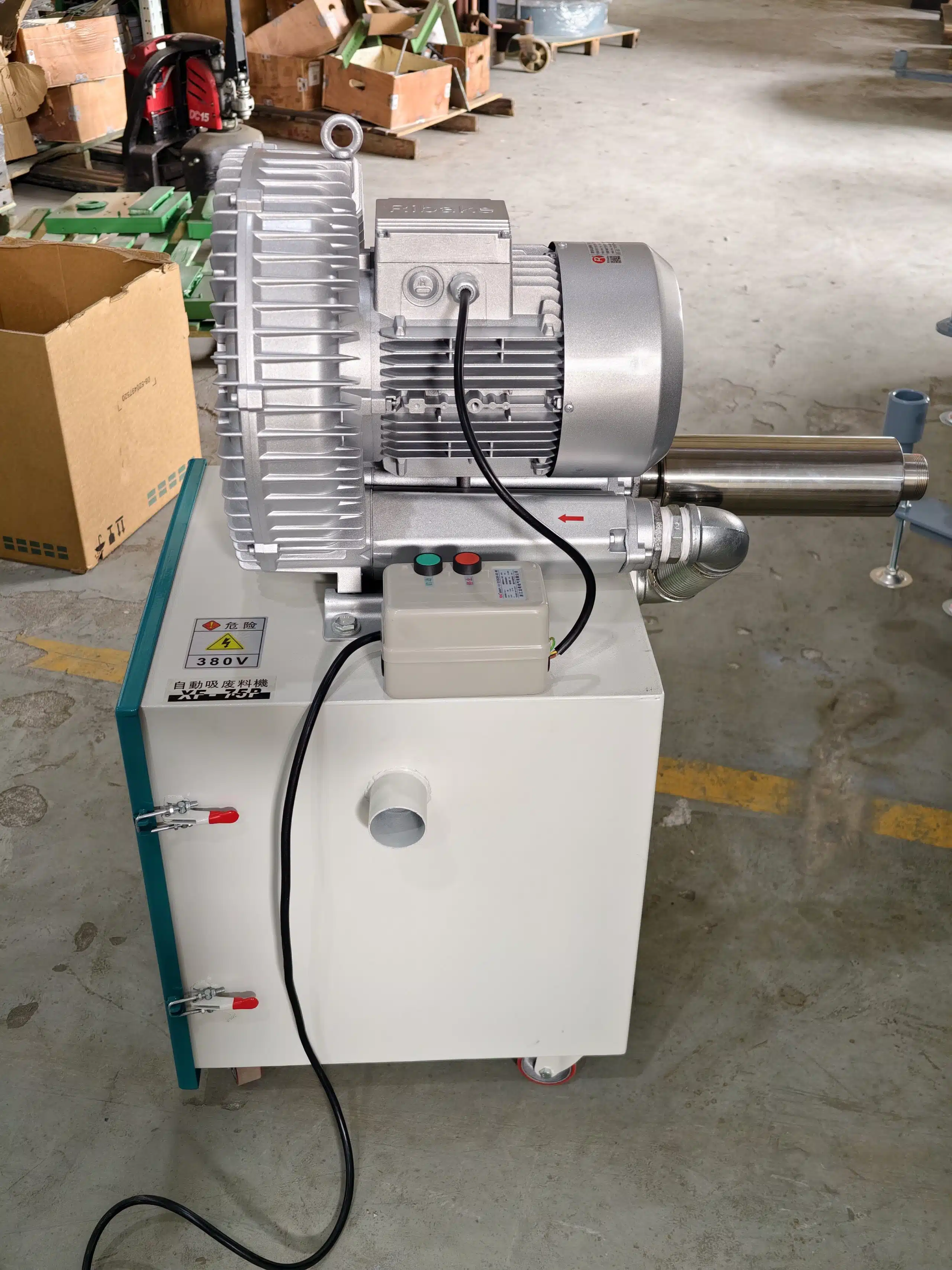 Unidad XF-7.5P de 380 V con silenciador cilíndrico en la descarga
