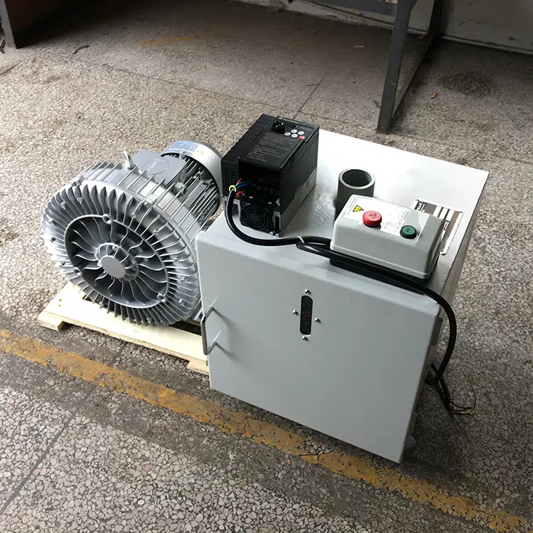 Unidad XF con variador de frecuencia negro montado sobre la tapa