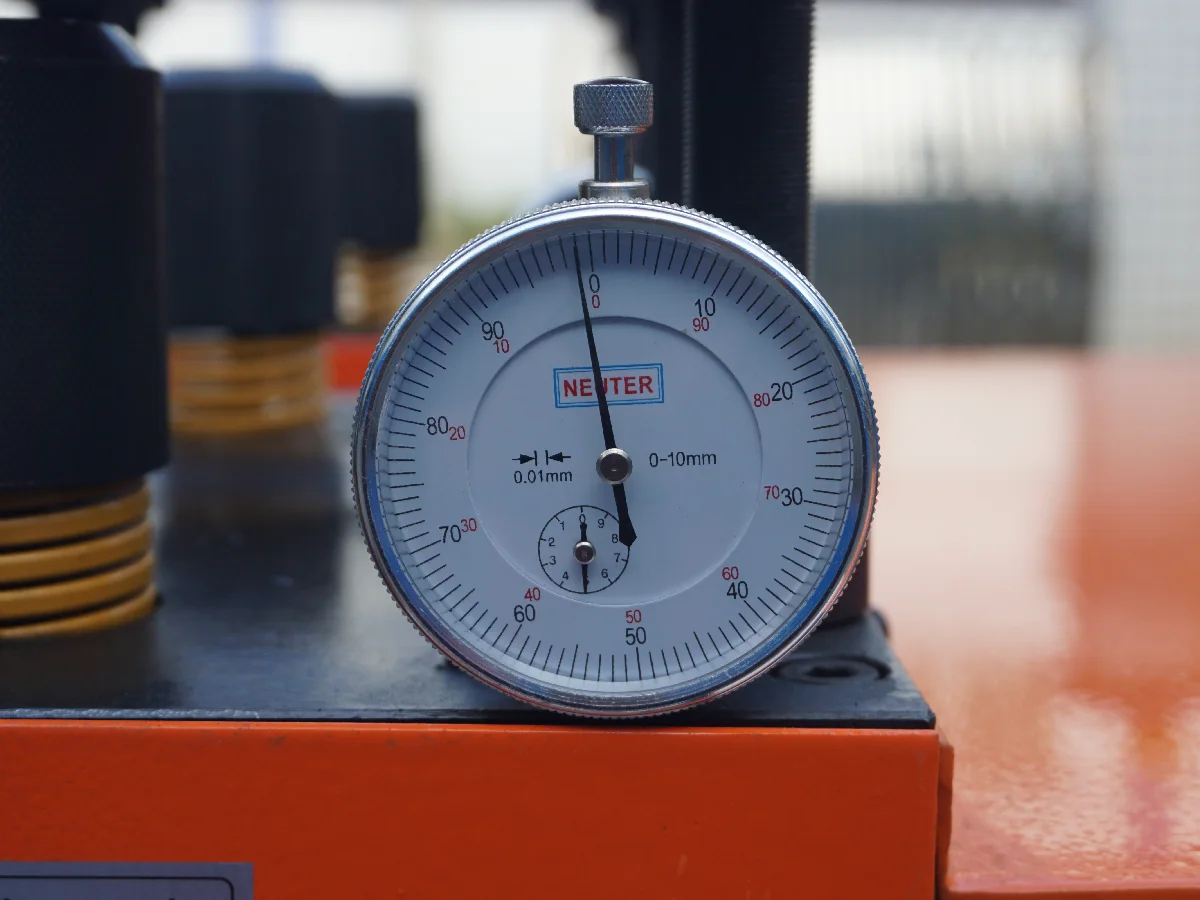 Reloj comparador usado como referencia visible de un ajuste