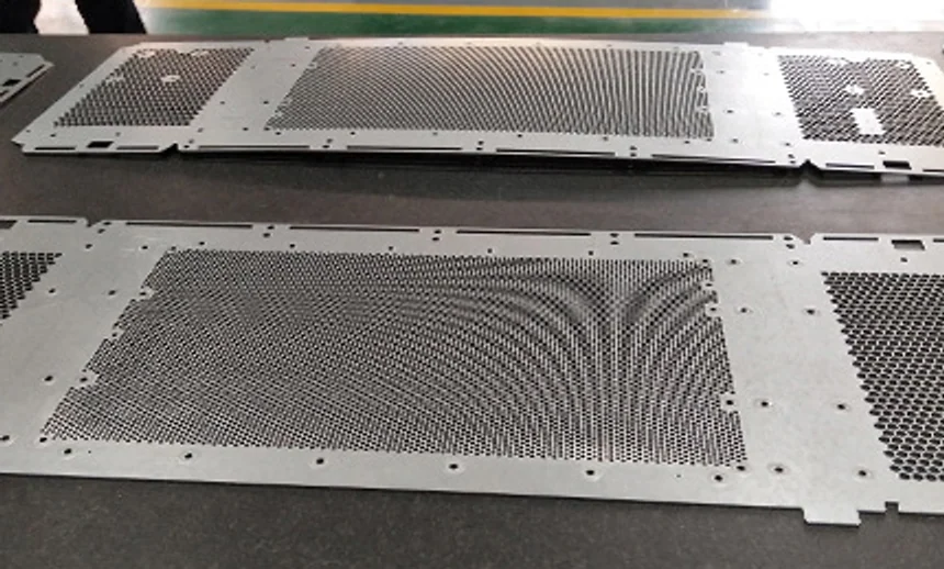 Panel metálico con alta densidad de perforaciones y zonas sin perforar