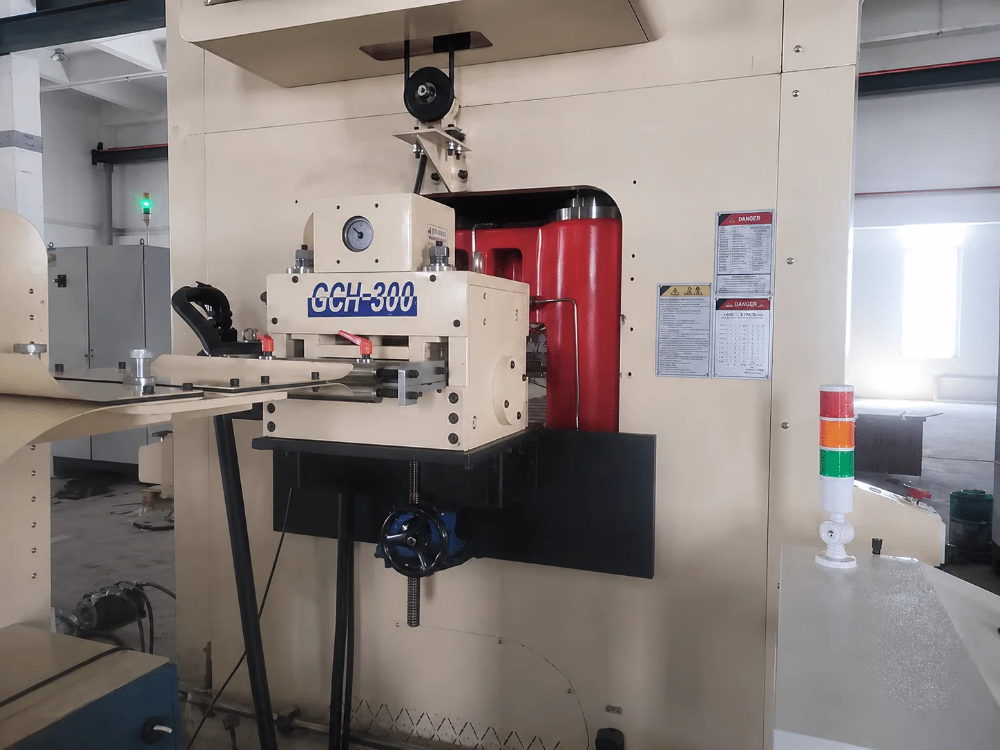 Alimentador doble servo GCH junto a prensa