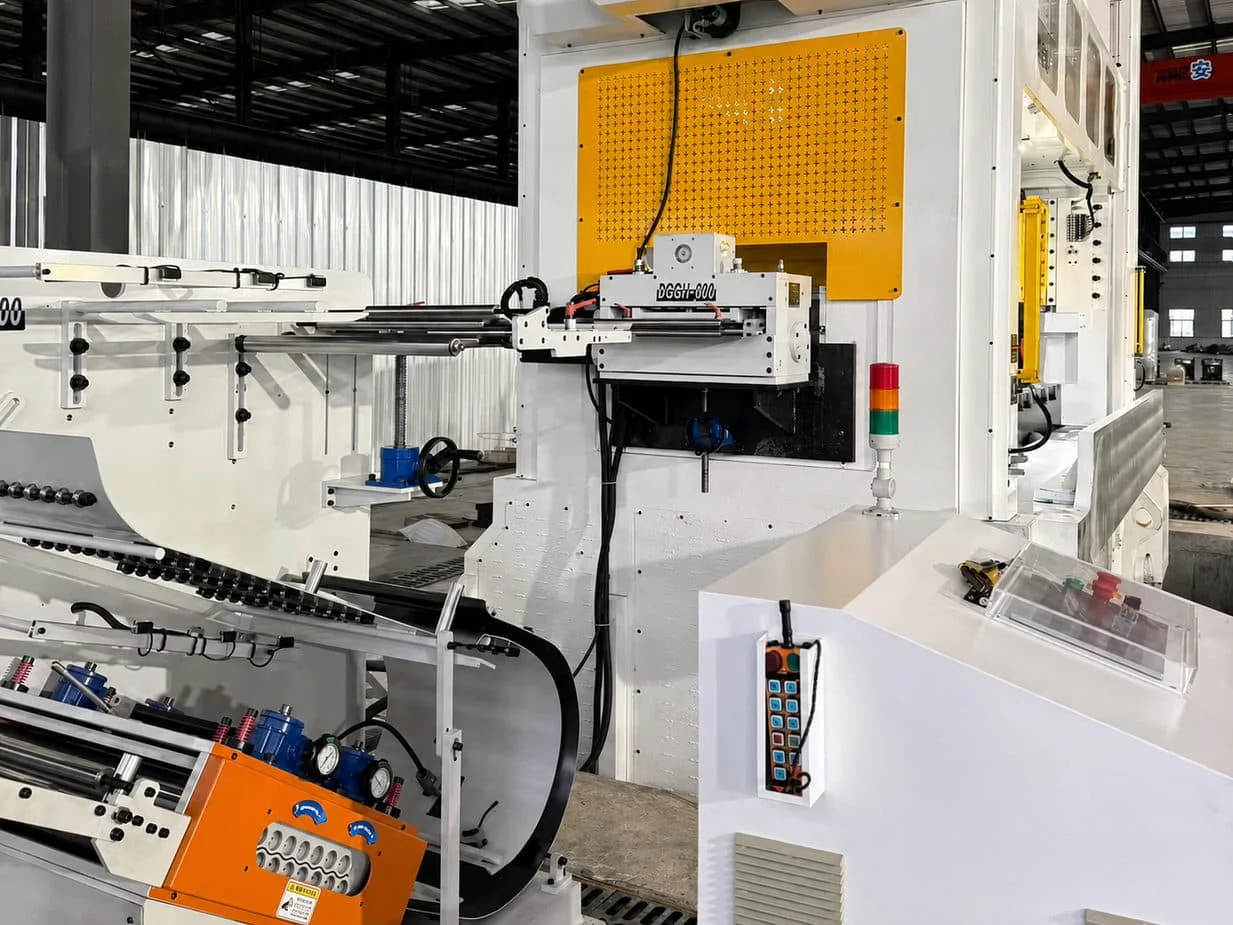 Alimentador doble servo junto a prensa de estampado
