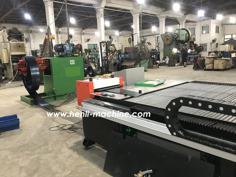 Línea HENLI con desbobinador, avance controlado y mesa de corte láser