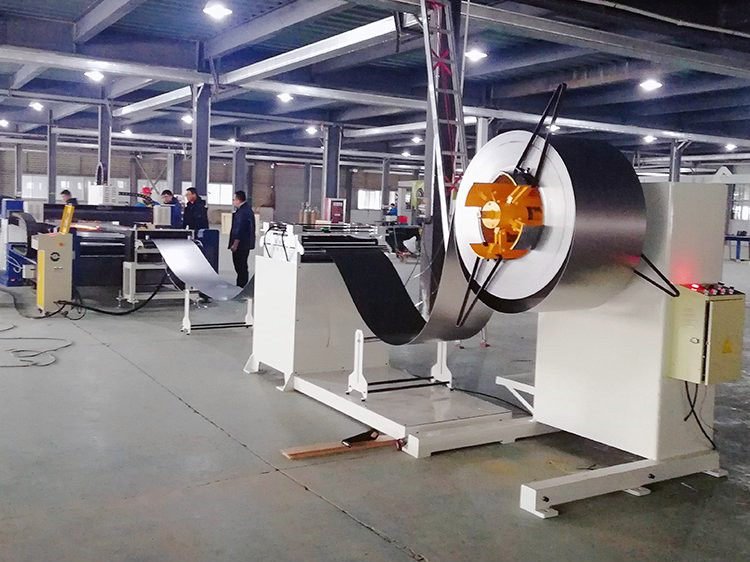 Configuración HENLI con desbobinador y equipos separados para procesar bobina